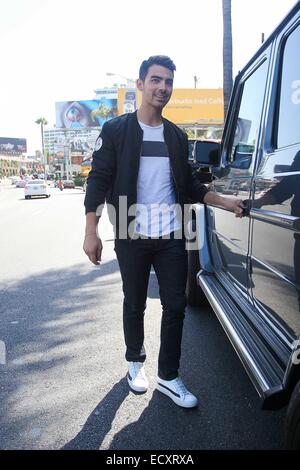 Joe Jonas quitte un immeuble de bureaux à Los Angeles En vedette : Joe Jonas Où : Los Angeles, California, United States Quand : 18 Juin 2014 Banque D'Images