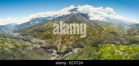 Volcan Tungurahua Panorama aérienne pour la ville de Baños de Agua Santa Sur le côté gauche de la rivière Pastaza et sites touristiques populaires au premier plan en pleine dimension Banque D'Images
