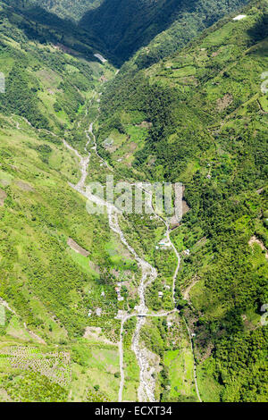 La sortie de la rivière Rio Blanco Parc National Llanganates Tungurahua Equateur Province Hélicoptère Haute Altitude Shot Banque D'Images