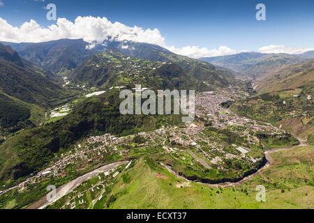 Banos de Agua Santa Vue aérienne de la rivière Pastaza nne dans l'avant-plan et volcan Tungurahua en arrière-plan Banque D'Images