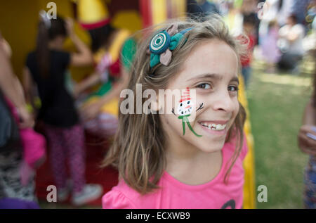 Buenos Aires, Argentine. Dec 21, 2014. Lucia, 7, pose avec le maquillage de Noël dans son visage dans le parc de Noël en ville de Buenos Aires, capitale de l'Argentine, le 21 décembre 2014. © Martin Zabala/Xinhua/Alamy Live News Banque D'Images