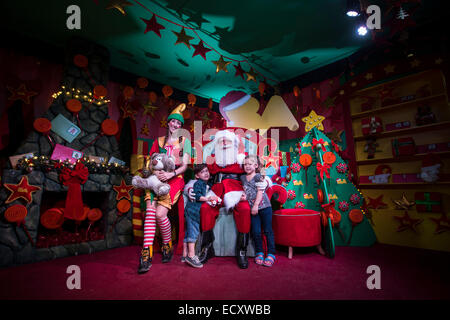 Buenos Aires, Argentine. Dec 21, 2014. Les enfants posent avec le Père Noël dans le parc de Noël en ville de Buenos Aires, capitale de l'Argentine, le 21 décembre 2014. © Martin Zabala/Xinhua/Alamy Live News Banque D'Images