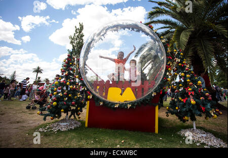 Buenos Aires, Argentine. Dec 21, 2014. Les enfants jouent dans le parc de Noël en ville de Buenos Aires, capitale de l'Argentine, le 21 décembre 2014. © Martin Zabala/Xinhua/Alamy Live News Banque D'Images