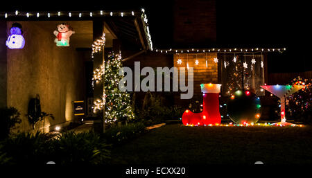 San Diego, Californie, USA. Dec 19, 2014. Afficher Maisons de lumières et de décorations de Noël dans la banlieue de San Diego. © Brian Cahn/ZUMA/Alamy Fil Live News Banque D'Images