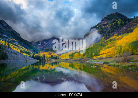 Les Maroon Bells sont deux pics dans la montagne, Pic Elk marron et marron du pic, séparés par environ un tiers de mille. Banque D'Images