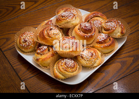 Un cinnamon roll (également à la cannelle, cannelle cannelle swirl et escargot) est un rouleau sucré servi souvent en Scandinavie Banque D'Images