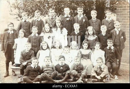 Vers 1910 photographie de groupe scolaire. Des élèves de l'« école britannique » sur la route de Tamworth à Croydon posant pour une photographie de classe en plein air dans un terrain de jeu. Banque D'Images