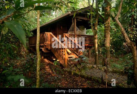 El Pino, Atlaneida, au Honduras. 4 mai, 2013. 5/1/2014 La Ceiba, Honduras. Un chalet au Lodge at Pico Bonito situé sur le bord de Pico Bonita Parcque National, l'un des plus grands parcs et les plus éloignées au Honduras. La forêt tropicale montagneuse abrite plus de 400 espèces d'oiseaux au cours de l'année. Situé à proximité de la côte des Caraïbes et à la base des pays plus grande montagne, c'est une destination d'hiver pour de nombreuses espèces d'oiseaux migrateurs de l'Amérique du Nord. © Ralph Lauer/ZUMA/Alamy Fil Live News Banque D'Images