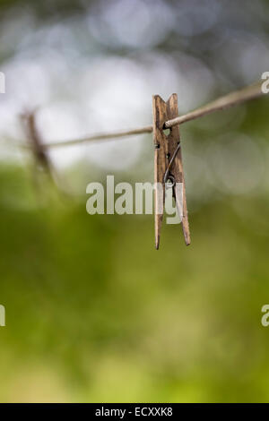 Une vieille épingle à linge en bois est suspendu à une corde de coton. Banque D'Images