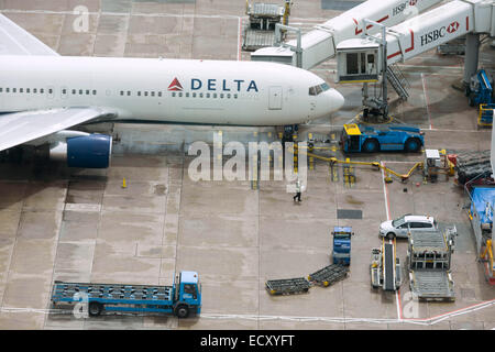 Vue aérienne (à partir de la tour de contrôle) de l'avion canadien à l'aéroport Heathrow de Londres. Banque D'Images