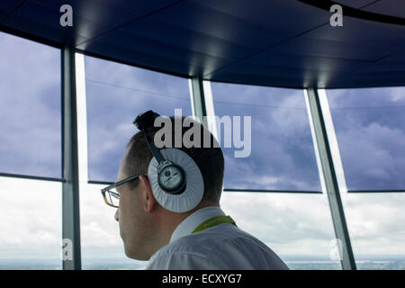 Contrôleur aérien Heathrow NATS en tour de contrôle à l'aéroport de Heathrow, Londres. Banque D'Images