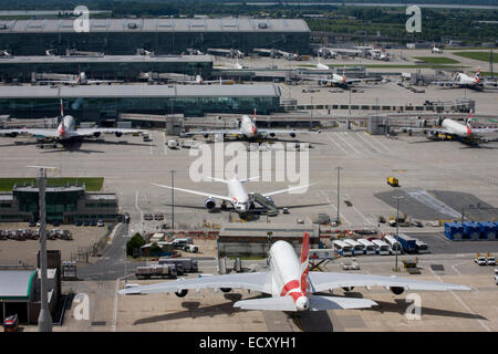 (Vue aérienne de l'aérogare 5, à partir de la tour de contrôle) montrant étendue de terre avec l'aéroport de Londres Heathrow avions. Banque D'Images