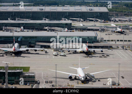 (Vue aérienne de l'aérogare 5, à partir de la tour de contrôle) montrant étendue de terre avec l'aéroport de Londres Heathrow avions. Banque D'Images