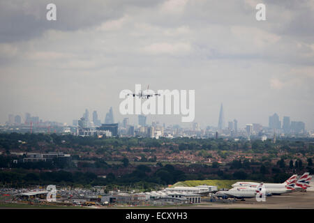 Vue aérienne (à partir de la tour de contrôle) de l'atterrissage et jet 747 montrant étendue de terre à l'aéroport de Londres Heathrow. Banque D'Images