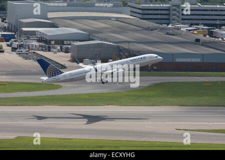 United Airlines Boeing airliner prend appel sur le sud de la piste à l'aéroport Heathrow de Londres. Banque D'Images