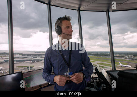 Contrôleur aérien Heathrow NATS en tour de contrôle à l'aéroport de Heathrow, Londres. Banque D'Images