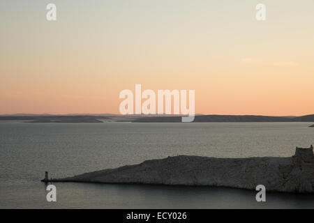 Pag Croatie coucher du soleil l'eau de mer pont velebit razanac Banque D'Images