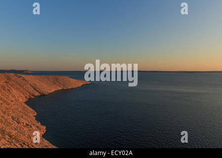 Pag Croatie coucher du soleil l'eau de mer pont velebit razanac Banque D'Images