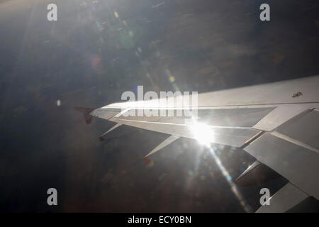 Soleil étincelant interrompre un avion de canal et de l'espace aérien de l'aile. Banque D'Images