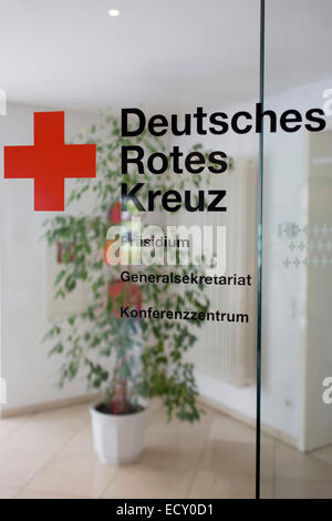 Entrée de la Croix-Rouge allemande (Deutsches Rotes Kreuz - DRK) Carstennstrasse au QG administratif 58, Berlin. Banque D'Images