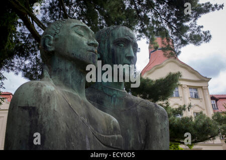 Samaritain et victime des statues en bronze à l'extérieur de la Croix-Rouge allemande (Deutsches Rotes Kreuz DRK) QG administratif - Banque D'Images