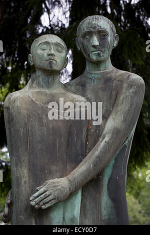 Samaritain et victime des statues en bronze à l'extérieur de la Croix-Rouge allemande (Deutsches Rotes Kreuz DRK) QG administratif - Banque D'Images