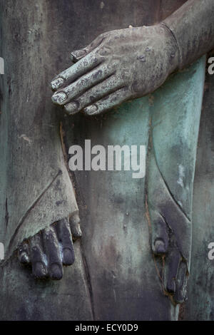 Samaritain et victime des statues en bronze à l'extérieur de la Croix-Rouge allemande (Deutsches Rotes Kreuz DRK) QG administratif - Banque D'Images