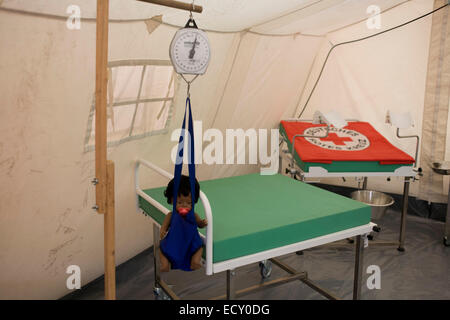 Maquette tente de maternité en fournitures d'urgence, de l'entrepôt (Deutsches Rotes Kreuz DRK - Croix Rouge Allemande) à leur centre logistique Banque D'Images