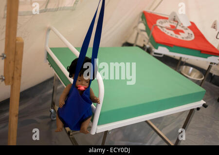 Maquette tente de maternité en fournitures d'urgence, de l'entrepôt (Deutsches Rotes Kreuz DRK - Croix Rouge Allemande) à leur centre logistique Banque D'Images