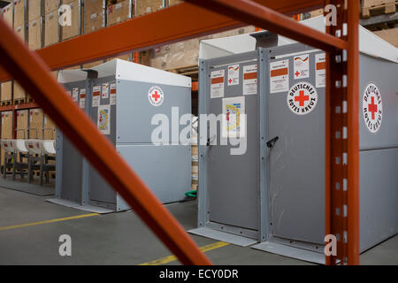 Des latrines dans les approvisionnements d'urgence, de l'entrepôt (Deutsches Rotes Kreuz DRK - Croix Rouge Allemande) à leur centre logistique Banque D'Images