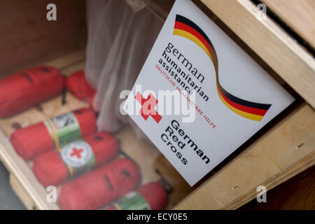 Des trousses de premiers soins dans amergency, entrepôt de fournitures (Deutsches Rotes Kreuz DRK - Croix Rouge Allemande) à leur centre de logistique à Berl Banque D'Images