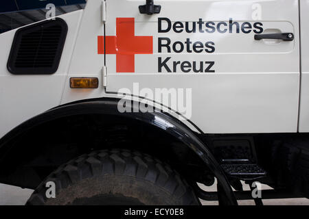 - Deutsches Rotes Kreuz DRK (Croix Rouge Allemande) logos véhicule à leur centre de logistique à l'aéroport de Berlin-Schönefeld. Banque D'Images