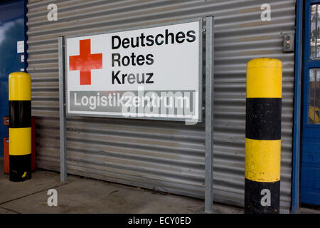 Croix-rouge allemande (Deutches Rotes Kreuz - DRK) logos véhicule à leur centre de logistique à l'aéroport de Berlin-Schönefeld. Banque D'Images