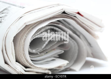 Rouleau de journaux isolé sur fond blanc Banque D'Images