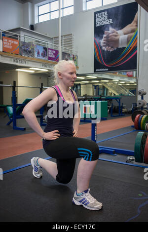 Mal-voyants de l'athlète paralympique de ski aux Jeux olympiques de Sotchi, Kelly Gallagher trains dans la salle de sport, à Belfast. Banque D'Images