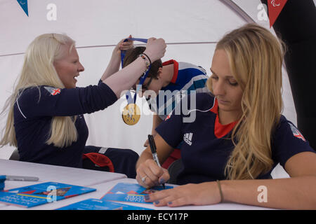 Mal-voyants Kelly Gallagher ski et guide voyant Charlotte Evans à Stratford Paralympienne événement. Banque D'Images