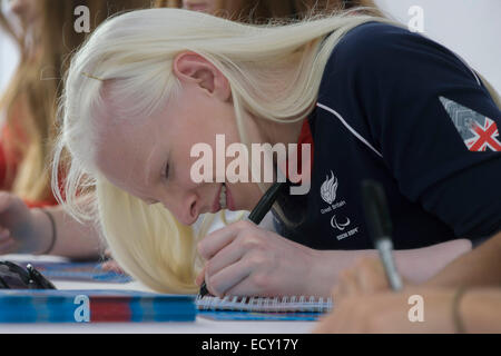 Mal-voyants Kelly Gallagher ski et guide voyant Charlotte Evans à Stratford Paralympienne événement. Banque D'Images