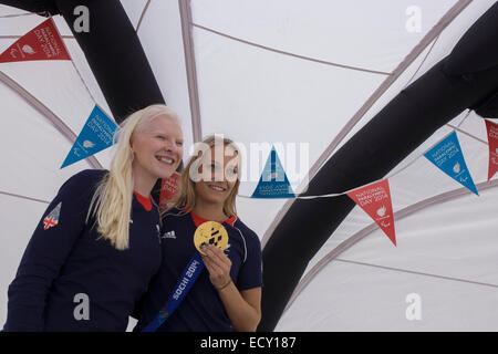 Mal-voyants Kelly Gallagher ski et guide voyant Charlotte Evans à Stratford Paralympienne événement. Banque D'Images