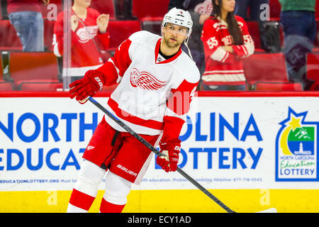 Raleigh, Caroline du Nord, USA. 7 Décembre, 2014. Red Wings de Détroit le défenseur Jakub Kindl (4) au cours de la partie de la LNH entre les Red Wings de Detroit et les Hurricanes de la Caroline au PNC Arena. Les Red Wings de Detroit a défait les Hurricanes de la Caroline 3-1. © Andy Martin Jr./ZUMA/Alamy Fil Live News Banque D'Images