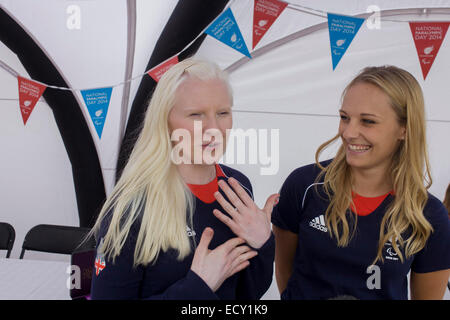 Mal-voyants Kelly Gallagher ski et guide voyant Charlotte Evans à Stratford Paralympienne événement. Banque D'Images