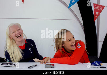 Mal-voyants Kelly Gallagher ski et guide voyant Charlotte Evans à Stratford Paralympienne événement. Banque D'Images