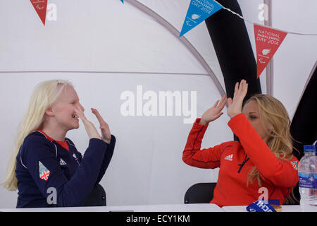 Mal-voyants Kelly Gallagher ski et guide voyant Charlotte Evans à Stratford Paralympienne événement. Banque D'Images