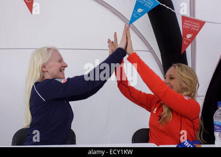 Mal-voyants Kelly Gallagher ski et guide voyant Charlotte Evans à Stratford Paralympienne événement. Banque D'Images