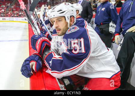 Columbus Blue Jackets défenseur Fedor Tyutin (51) au cours de la partie de la LNH entre les Blue Jackets de Columbus et les Hurricanes de la Caroline au PNC Arena. Les Hurricanes de la Caroline a défait les Blue Jackets de Columbus 3-2 en prolongation 3-0. Banque D'Images