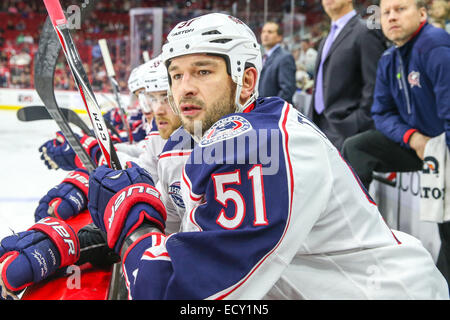 Columbus Blue Jackets défenseur Fedor Tyutin (51) au cours de la partie de la LNH entre les Blue Jackets de Columbus et les Hurricanes de la Caroline au PNC Arena. Les Hurricanes de la Caroline a défait les Blue Jackets de Columbus 3-2 en prolongation 3-0. Banque D'Images