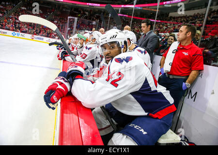 Les Capitals de Washington l'aile droite Joel Ward (42) au cours de la LNH, match entre les Capitals de Washington et les Hurricanes de la Caroline au PNC Arena. Les Capitals de Washington a défait les Hurricanes de la Caroline 2-1. Banque D'Images