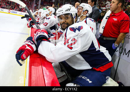 Les Capitals de Washington l'aile droite Joel Ward (42) au cours de la LNH, match entre les Capitals de Washington et les Hurricanes de la Caroline au PNC Arena. Les Capitals de Washington a défait les Hurricanes de la Caroline 2-1. Banque D'Images