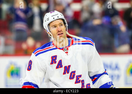 Rangers de New York Dominic Moore centre (28) au cours de la partie de la LNH entre les Rangers de New York et les Hurricanes de la Caroline au PNC Arena. Les Rangers de New York a défait les Hurricanes de la Caroline 3-2 dans une fusillade. Banque D'Images