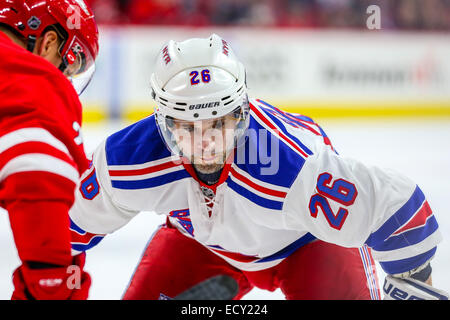 New York Rangers aile droite Martin Saint-louis (26) au cours de la LNH, match entre les Rangers de New York et les Hurricanes de la Caroline au PNC Arena. Les Rangers de New York a défait les Hurricanes de la Caroline 3-2 dans une fusillade. Banque D'Images