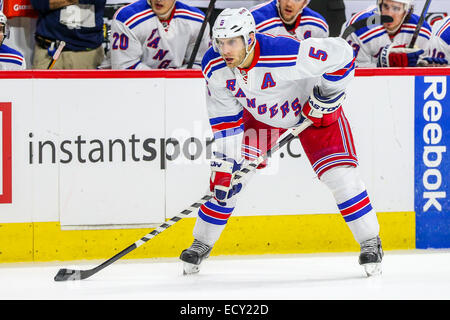 Rangers de New York le défenseur Dan Girardi (5) au cours de la partie de la LNH entre les Rangers de New York et les Hurricanes de la Caroline au PNC Arena. Les Rangers de New York a défait les Hurricanes de la Caroline 3-2 dans une fusillade. Banque D'Images